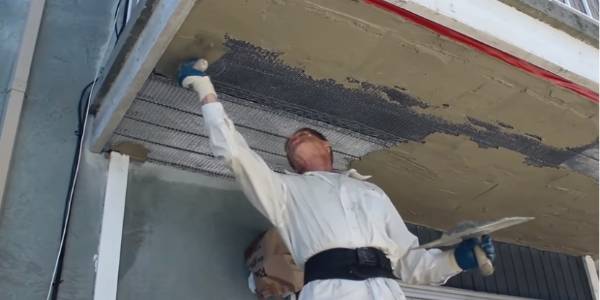 Apply mortar onto the metal lath fixed on the ceiling.