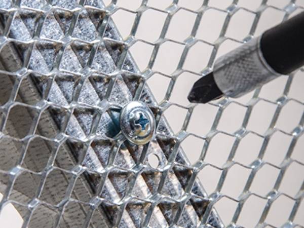Truss head screw for expanded metal lath fixing